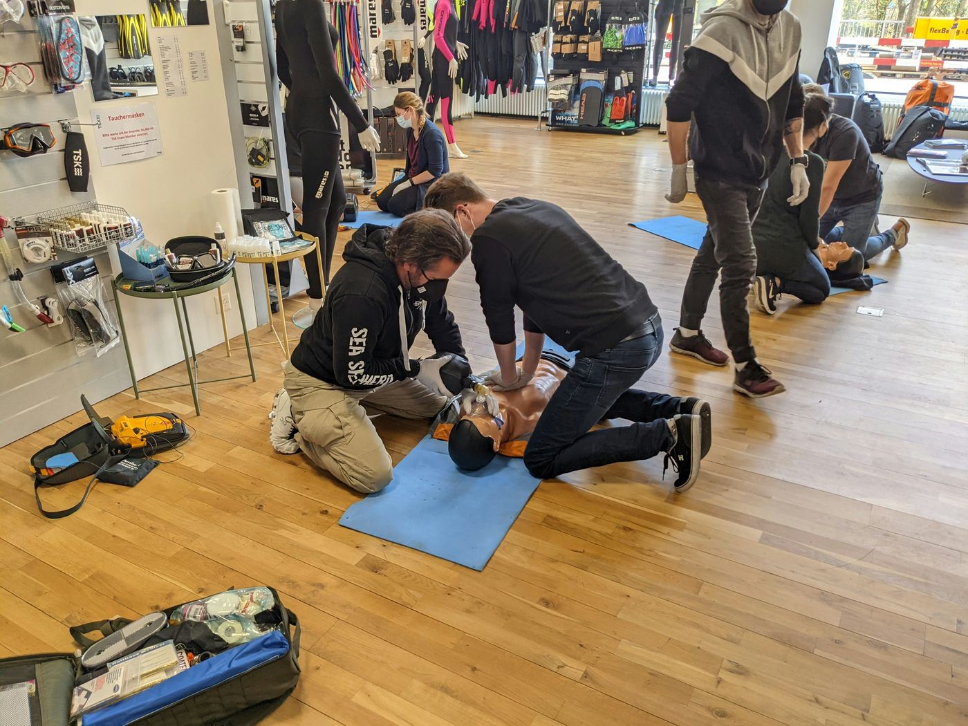 Formation aux gestes de premiers secours sur mannequin d'entraînement