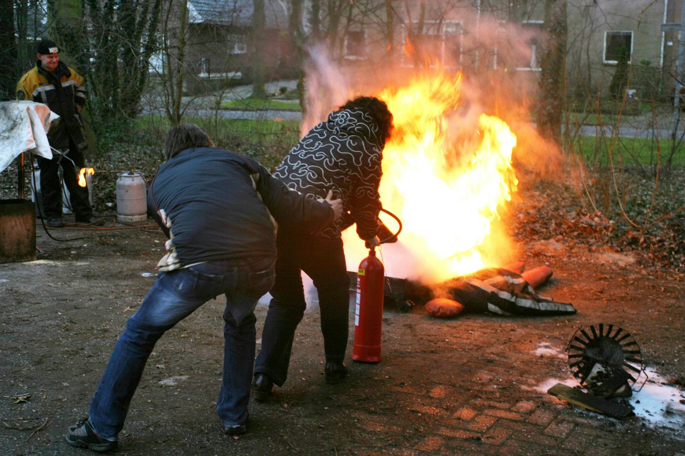 Exercice pratique avec extincteur en formation sécurité incendie